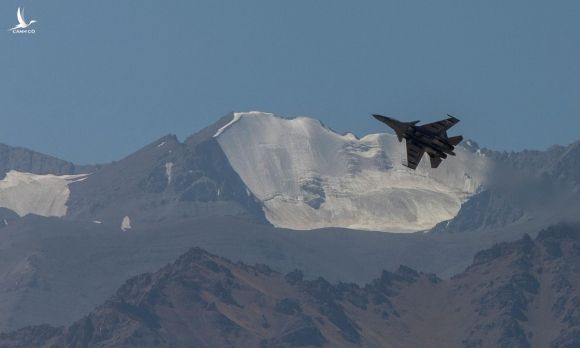 Tiêm kích Ấn Độ tuần tra khu vực Ladakh hôm 14/9. Ảnh: Reuters.