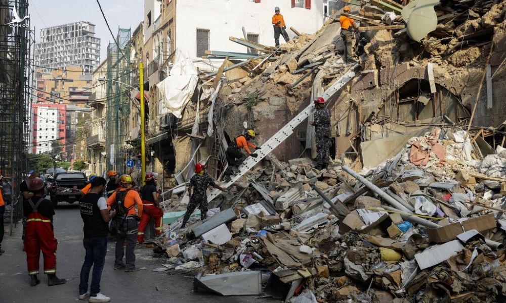 Lực lượng cứu hộ đào bới đống đổ nát của một tòa nhà ở Beirut hôm 3/9. Ảnh: AFP.