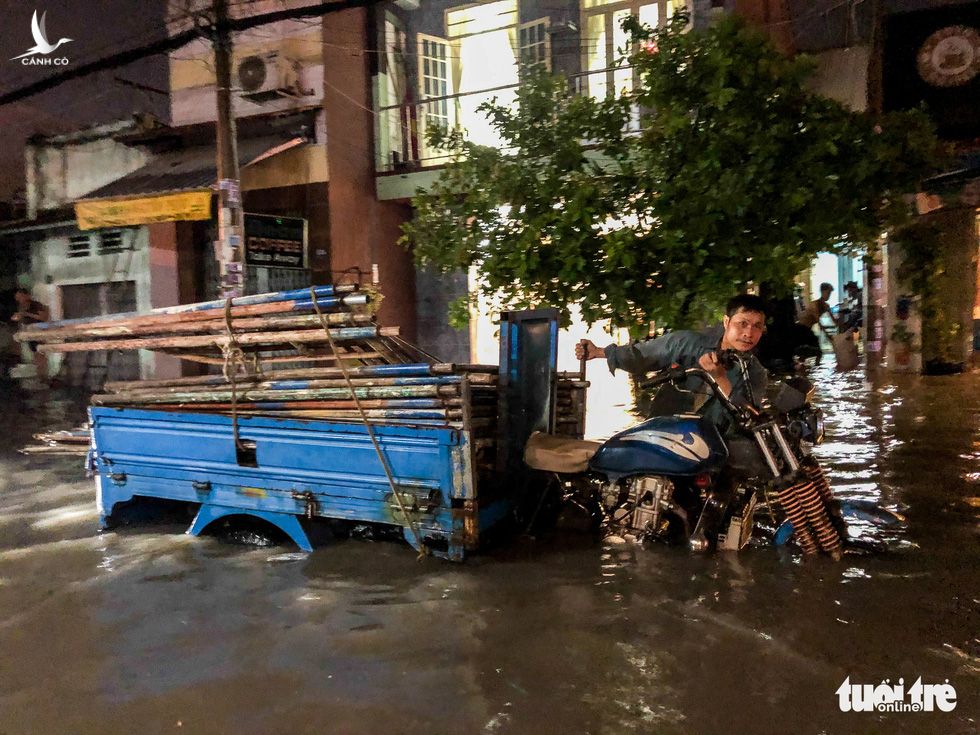 Sau cơn mưa cả tiếng ở TP.HCM, nước tràn vào nhà dân gần 1m - Ảnh 7.