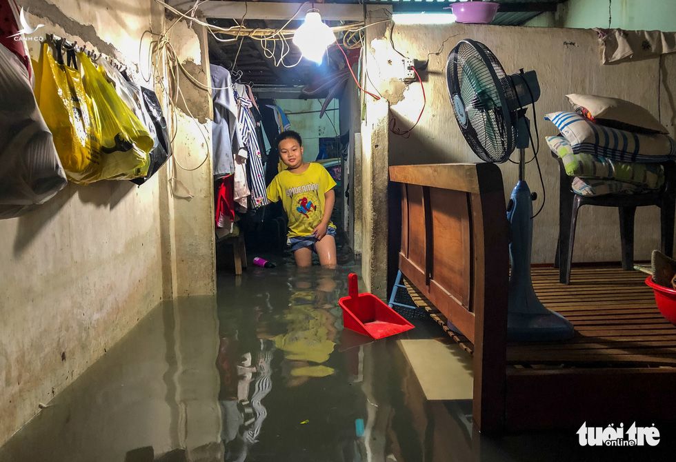 Sau cơn mưa cả tiếng ở TP.HCM, nước tràn vào nhà dân gần 1m - Ảnh 2.