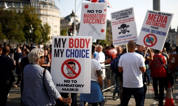 Người biểu tình chống các biện pháp phòng ngừa Covid-19 tại London, Anh, hôm 19/9. Ảnh: Reuters.