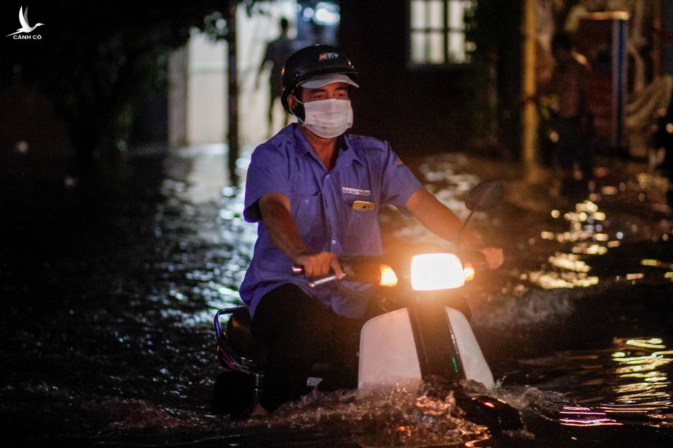 Sau cơn mưa cả tiếng ở TP.HCM, nước tràn vào nhà dân gần 1m - Ảnh 4.