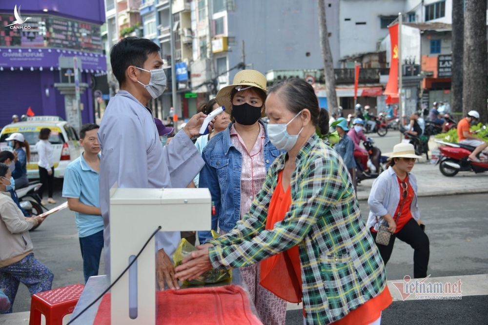 Cá phóng sinh Rằm tháng Bảy chưa kịp bơi đã bị chích điện