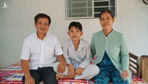 Ông Đoàn Ngọc Hải cùng hai bà cháu của Thêm sau chuyến đi từ Bệnh viện Nhi Đồng TP.HCM về Bến Tre /// Ảnh: Nguyễn Anh