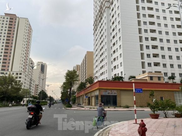 Xót xa chục ngàn căn hộ tái định cư bỏ không lãng phí ở Sài Gòn - Ảnh 1.