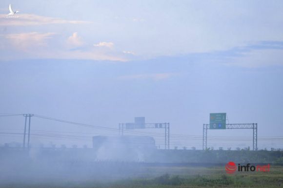 Mùa hun khói ở Hà Nội, máy bay cũng ngán sợ - Ảnh 4.