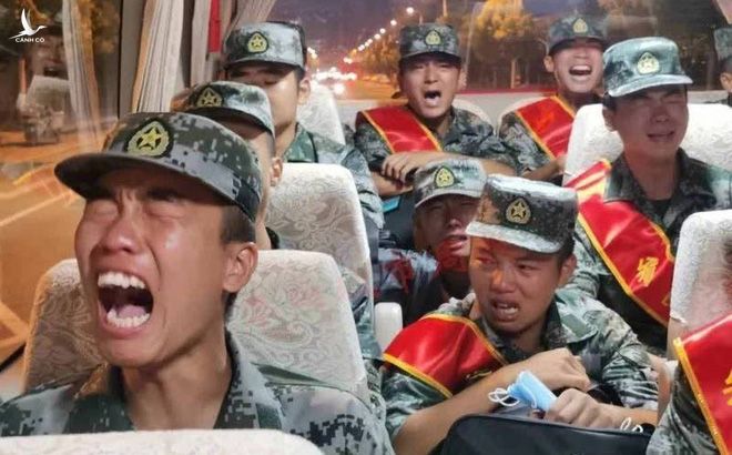 Lộ hình ảnh binh sĩ PLA "khóc rưng rức" trên đường đến biên giới tranh chấp Trung-Ấn: TQ nói gì?