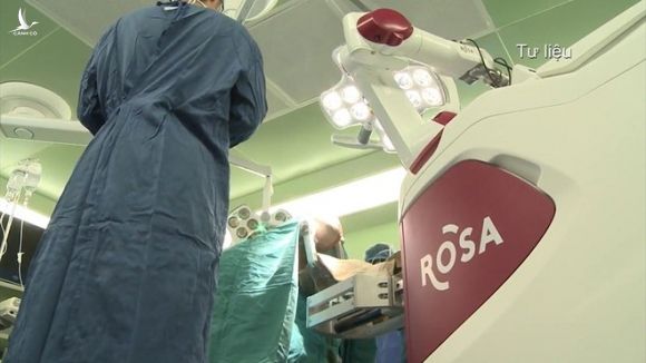 Hệ thống robot Rosa được lắp đặt tại Bệnh viện Bạch Mai từ năm 2017 /// ẢNH: ĐÌNH TRƯỜNG