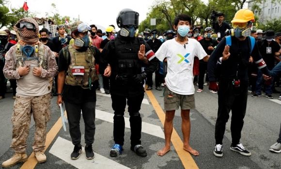 Người biểu tình ủng hộ dân chủ choàng tay vào nhau tuần hành ở thủ đô Bangkok, Thái Lan, ngày 20/9. Ảnh: Reuters.