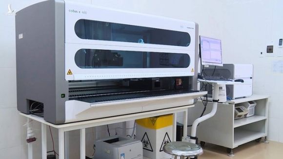 Hệ thống xét nghiệm Realtime PCR tự động của Hãng Roche (Thụy Sĩ) đang được nhiều tỉnh mua với mức giá khác nhau /// THÁI SƠN