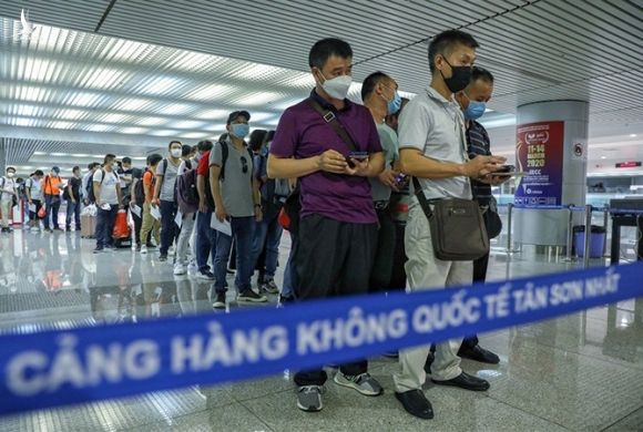 Hành khách nhập cảnh làm thủ tục kiểm dịch tại sân bay Tân Sơn Nhất tháng 3/2020. Ảnh:Hữu Khoa