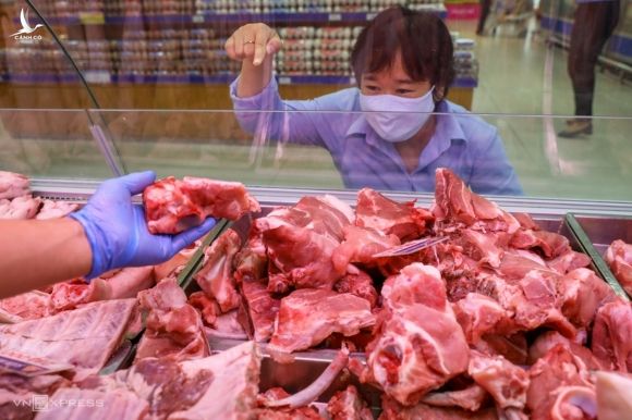 Người dân mua thịt heo tại siêu thị Coopmart quận 9, TP HCM vào cuối tháng 3/2020. Ảnh: Quỳnh Trần.