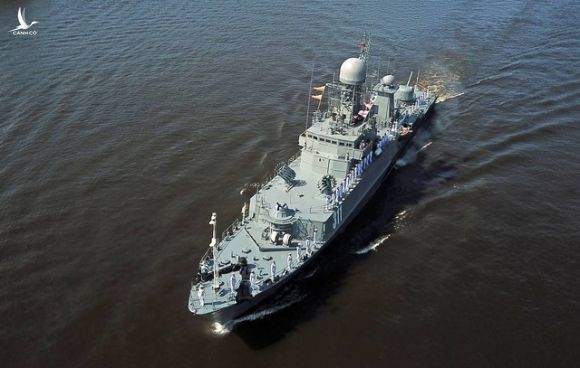 Tàu chiến Nga va chạm với tàu hàng - 1