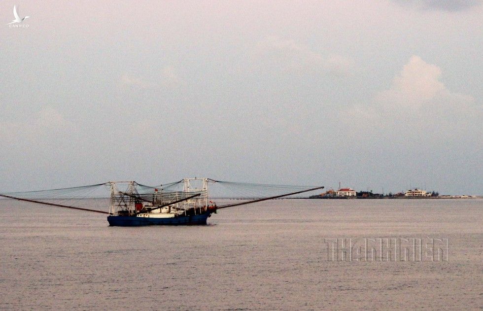 Tàu cá dân binh Trung Quốc vào gần đảo Phan Vinh A (Trường Sa), tháng 4.2016 /// Ảnh: Mai Thanh Hải