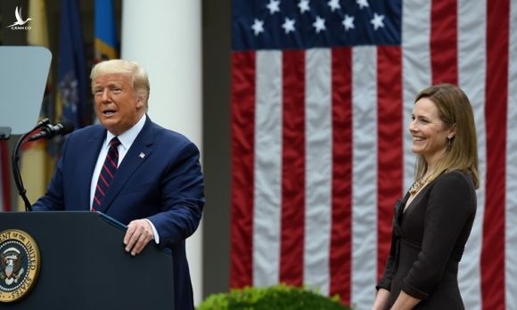 Trump và thẩm phán Barrett trong lễ công bố đề cử ở Vườn Hồng Nhà Trắng hôm 26/9. Ảnh: AFP.