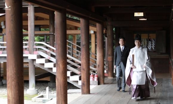 Cựu thủ tướng Nhật Bản Shinzo Abe (sau) thăm đền chiến tranh Yasukuni ở Tokyo hôm nay. Ảnh: Twitter/AbeShinzo.