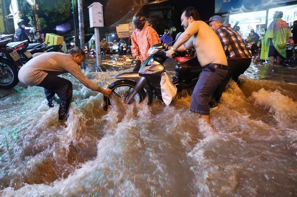 Cơn mưa chiều tối 11/9 khiến khiến đường Tô Ngọc Vân ngập sau, nước chảy siết. Ảnh: Quỳnh Trần.