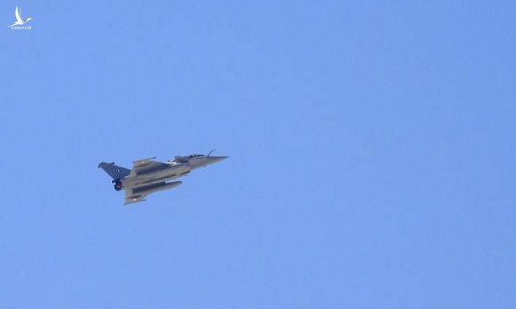 Một tiêm kích Rafale của Không quân Ấn Độ bay qua Leh, thủ phủ Ladakh giáp với Trung Quốc, hôm 21/9. Ảnh: AFP.