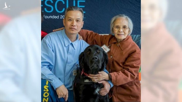 Ông Tin Nguyen và mẹ, bà Thi Cuc Le, 84 tuổi, ở hạt San Bernardino, tại lễ tốt nghiệp chương trình dạy tù nhân huấn luyện chó trị liệu vào năm 2018. Ảnh: VietRise.