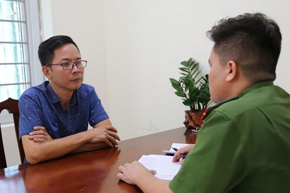 Nguyễn Mạnh Toàn tại cơ quan điều tra. Ảnh: Công an cung cấp.
