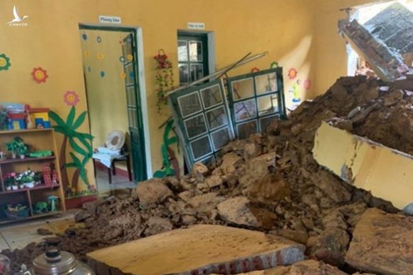 Bốn trường học ở Lào Cai bị đổ tường, đất đá tràn vào lớp - Ảnh 1.