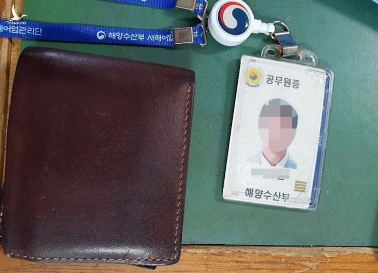 Ví và thẻ của quan chức bị Triều Tiên bắn chết được tìm thấy trên tàu. Ảnh: Korea Herald.