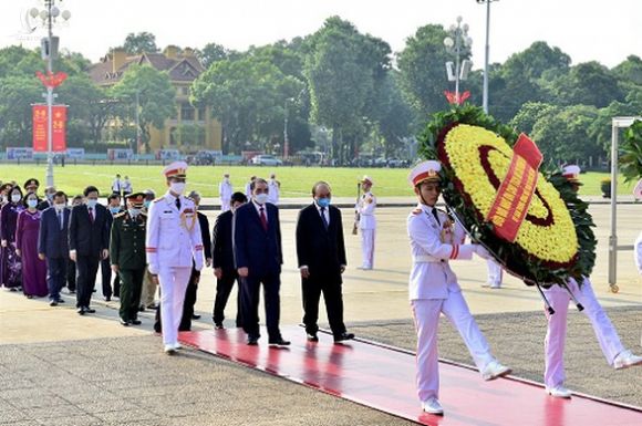 Tổng Bí thư, Chủ tịch nước dâng hương tưởng niệm Chủ tịch Hồ Chí Minh - Ảnh 3.