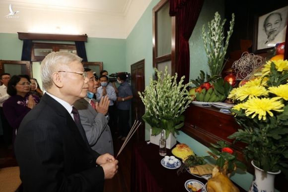 Tổng Bí thư, Chủ tịch nước dâng hương tưởng niệm Chủ tịch Hồ Chí Minh - Ảnh 2.