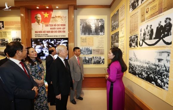 Tổng Bí thư, Chủ tịch nước Nguyễn Phú Trọng dâng hương tưởng niệm Chủ tịch Hồ Chí Minh Ảnh 6.