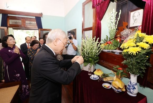 Tổng Bí thư, Chủ tịch nước Nguyễn Phú Trọng dâng hương tưởng niệm Chủ tịch Hồ Chí Minh Ảnh 2.