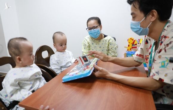 Hai chị em tựu trường, khai giảng lớp học đặc biệt có cả ba mẹ cùng tham dự. Ảnh: Hữu Khoa.