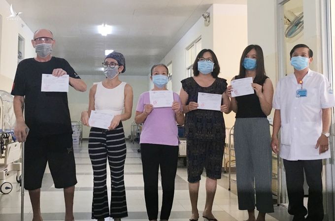 Các bệnh nhân Covid-19 cuối cùng điều trị tại Bệnh viện Bệnh Nhiệt đới TP HCM nhận giấy ra viện ngày 31/8. Ảnh: Thư Anh. Các bệnh nhân Covid-19 cuối cùng điều trị tại Bệnh viện Bệnh Nhiệt đới TP HCM nhận giấy ra viện ngày 31/8. Ảnh: Thư Anh.