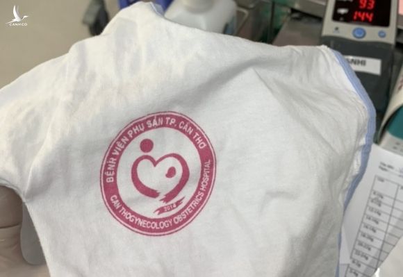 Chiếc áo in logo Bệnh viện Phụ sản Cần Thơ bé mặc khi được tìm thấy. Ảnh: Bệnh viện cung cấp.