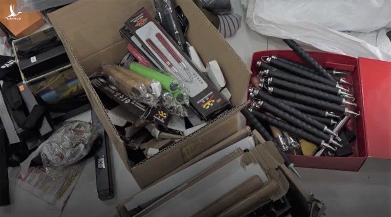 Phát hiện cửa hàng túi xách chứa 1.800 loại vũ khí - ảnh 1