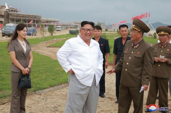 Ông Kim Jong-un thị sát công trình xây dựng khu du lịch - nghỉ dưỡng ven biển Wonsan-Kalma ở thành phố duyên hải Wonsan /// AFP