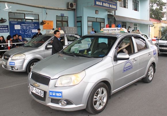 Sát hạch giấy phép lái xe tại Sài Đồng, Long Biên, Hà Nội. Ảnh:Anh Duy