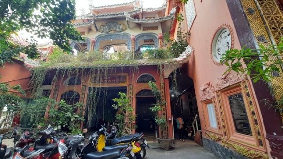 Người Sài Gòn tấp nập đi chùa dịp lễ Vu lan báo hiếu - ảnh 15