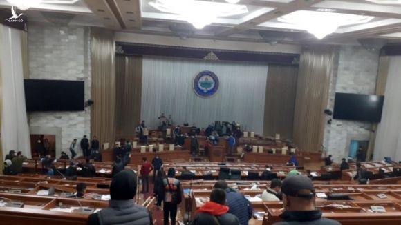 Phe đối lập tuyên bố nắm quyền, Tổng thống Kyrgyzstan nói đang có đảo chính - 1