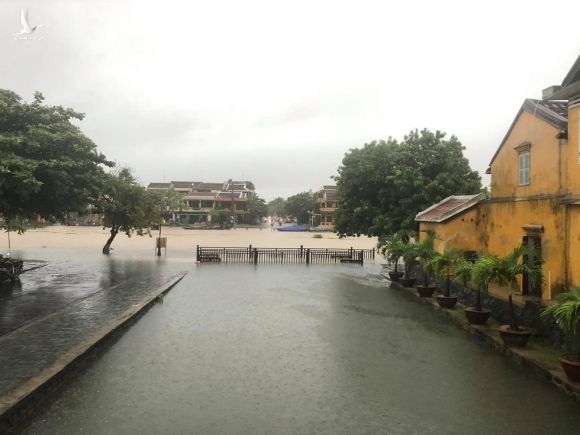 Miền Trung mưa dồn dập, nước lũ tràn vào phố cổ Hội An - Ảnh 7.