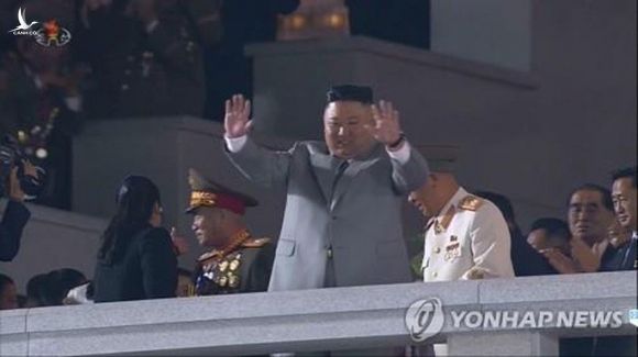 Duyệt binh, ông Kim Jong-un thề tăng cường “răn đe chiến tranh” - Ảnh 1.