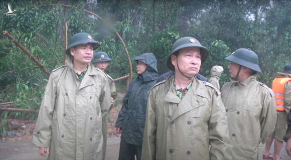 Thiếu tướng Nguyễn Hữu Hùng (trái) cùng đoàn cán bộ 21 người trên đường hành quân vào cứu nạn công nhân nhà máy thủy điện Rào Trăng 3, ngày 12/11. Ảnh: Quân khu 4