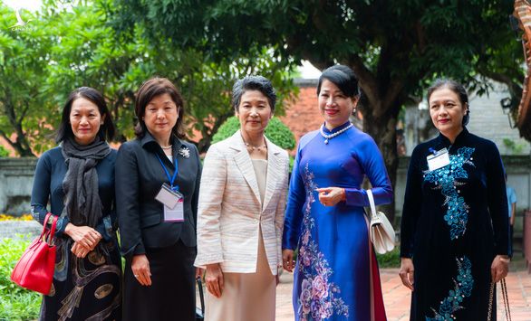Phu nhân 2 thủ tướng Việt - Nhật thăm Văn Miếu trong tiết thu Hà Nội - Ảnh 1.