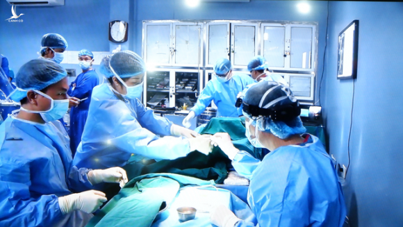 Gần 100 y, bác sĩ tham gia vào ca ghép ruột đầu tiên tại Việt Nam - 2
