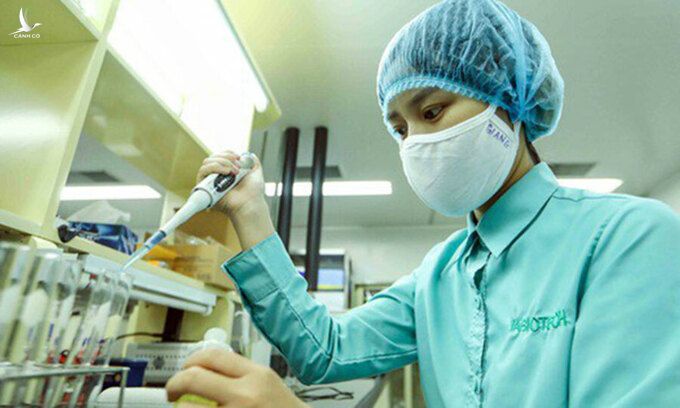 Kỹ thuật viên đang nghiên cứu chế tạo vaccine Covid-19 của Việt Nam. Ảnh: Bộ Y tế.