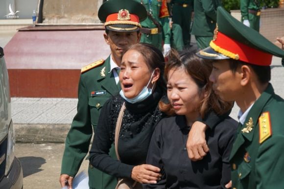 Đưa 22 liệt sĩ Đoàn 337 hy sinh ở Quảng Trị về quê nhà: Tiếng khóc xé lòng của những người mẹ, người vợ - Ảnh 3.