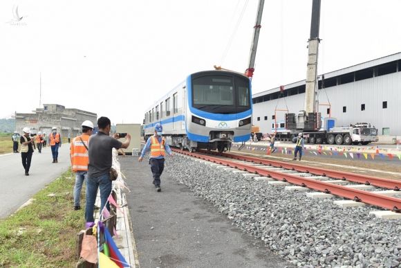 Tàu metro 1 lăn bánh ở depot, tháng 4-2021 sẽ chạy thử từ ngã tư Bình Thái về Long Bình - Ảnh 7.