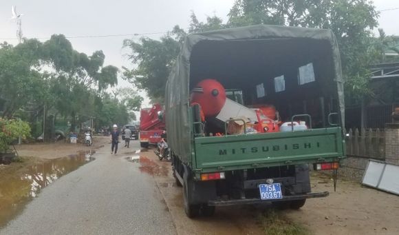 Xe quân đội chở phương tiện cứu hộ đến xã Phong Xuân, sáng 13/10. Ảnh: Võ Thạnh
