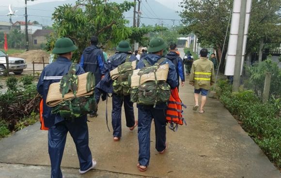 Bộ đội hành quân từ trung tâm xã Phong Xuân vào khu vực thủy điện Rào Trăng 3, sáng 13/10. Ảnh: Võ Thạnh