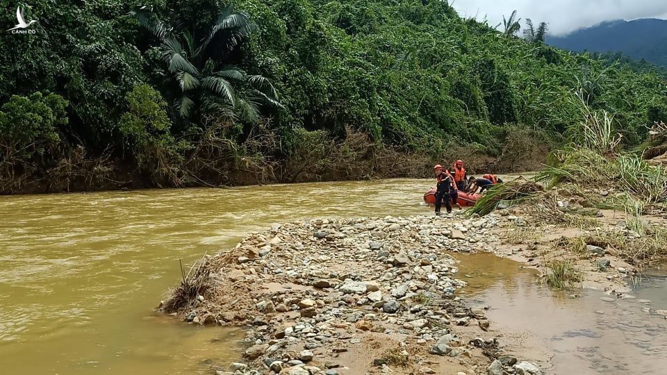 Công an TT- Huế tiếp cận hiện trường vụ sạt lở thủy điện Rào Trăng 3 - Ảnh 8.