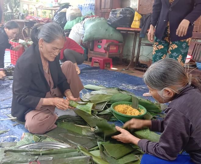 Người Đắk Lắk trắng đêm gói 1.000 bánh chưng gửi miền Trung lũ lụt - 5